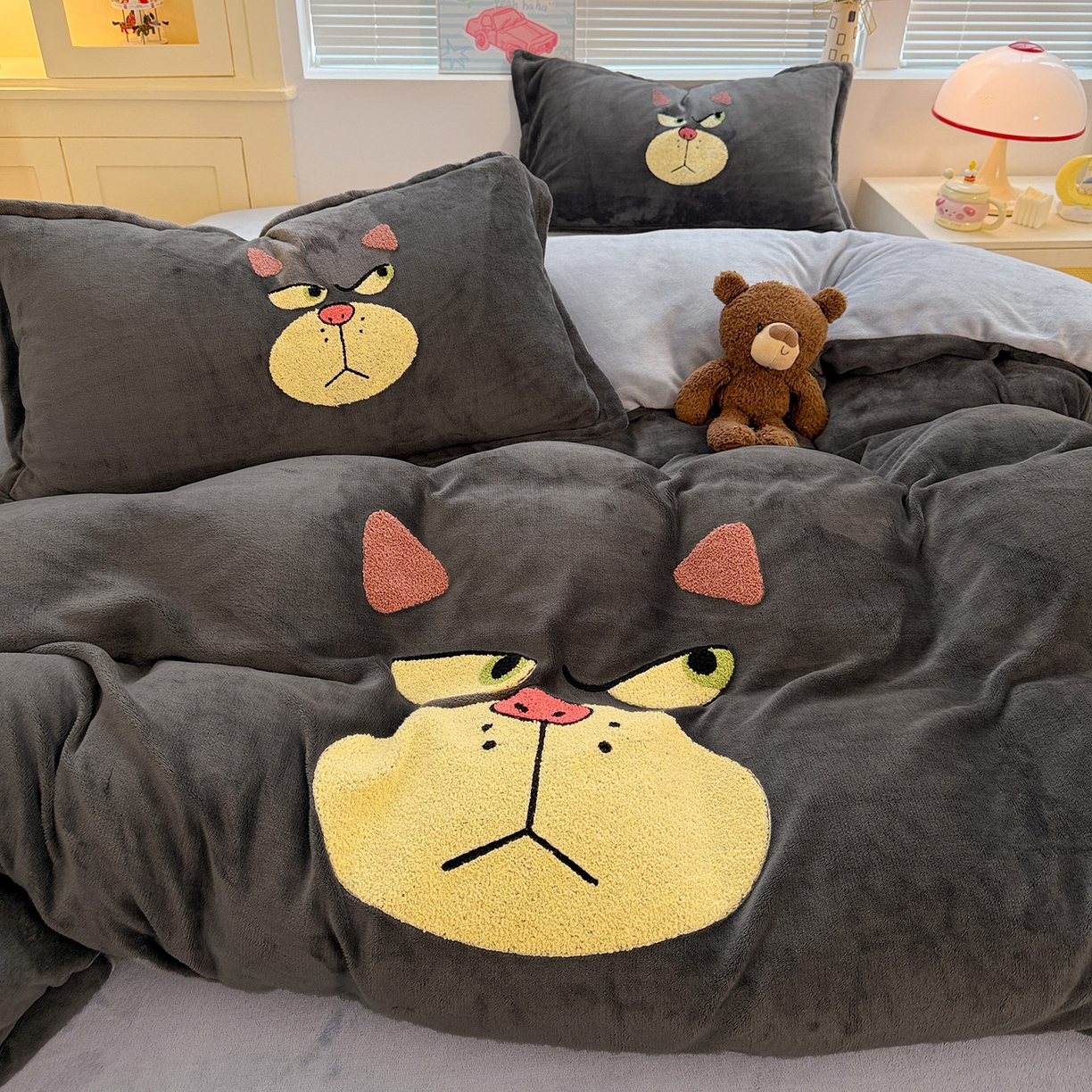 91家纺网 家纺一手货源 找家纺 KT猫直营店 2025新款高克重大版毛巾绣牛奶绒卡通四件套 怒喵大王