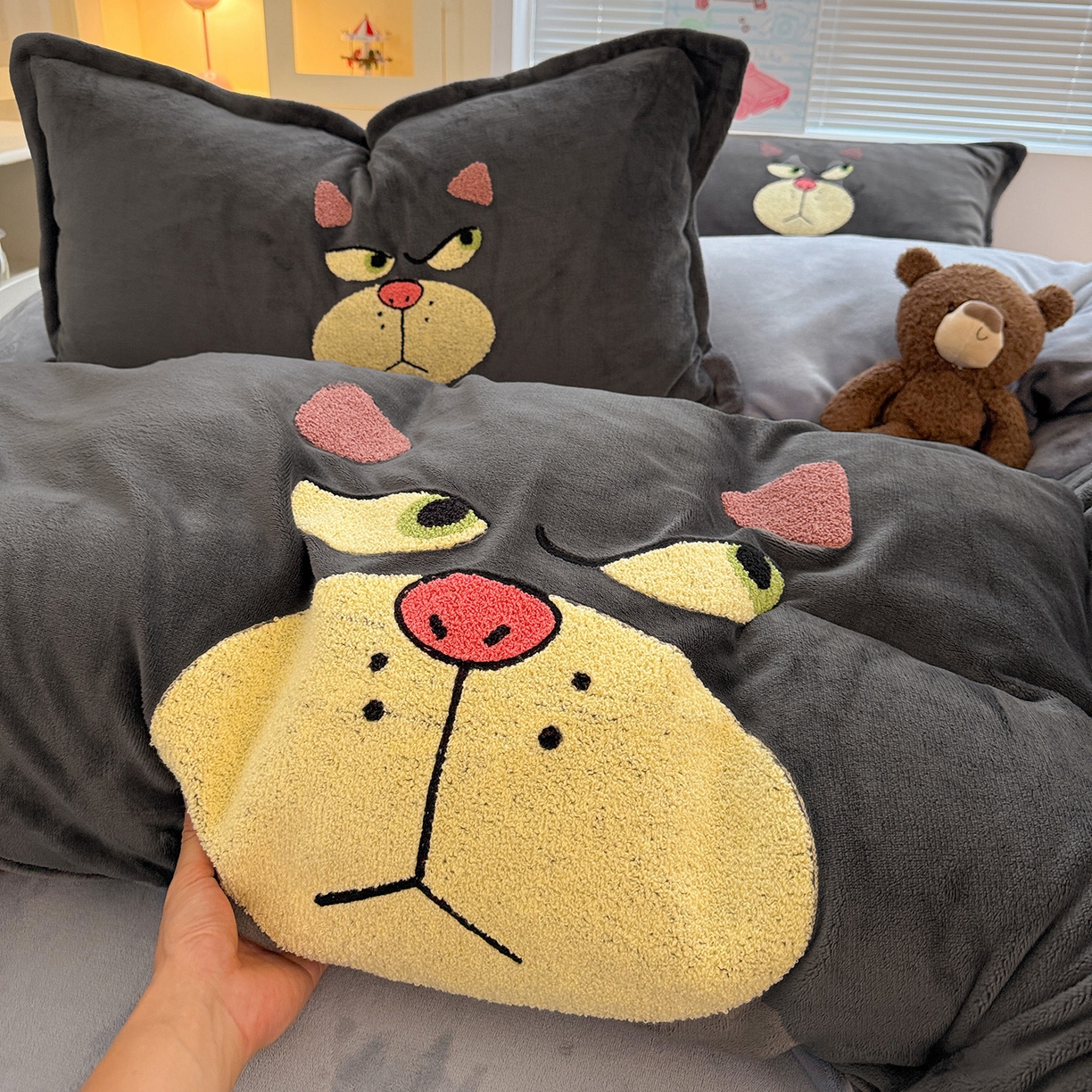 91家纺网 家纺一手货源 找家纺 KT猫直营店 2025新款高克重大版毛巾绣牛奶绒卡通四件套 怒喵大王