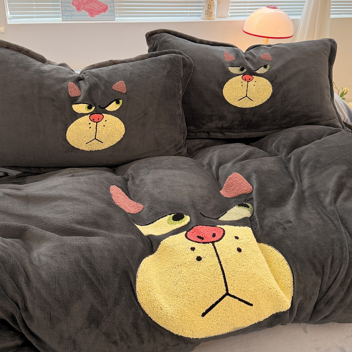 91家纺网 家纺一手货源 找家纺 KT猫直营店 2025新款高克重大版毛巾绣牛奶绒卡通四件套 怒喵大王