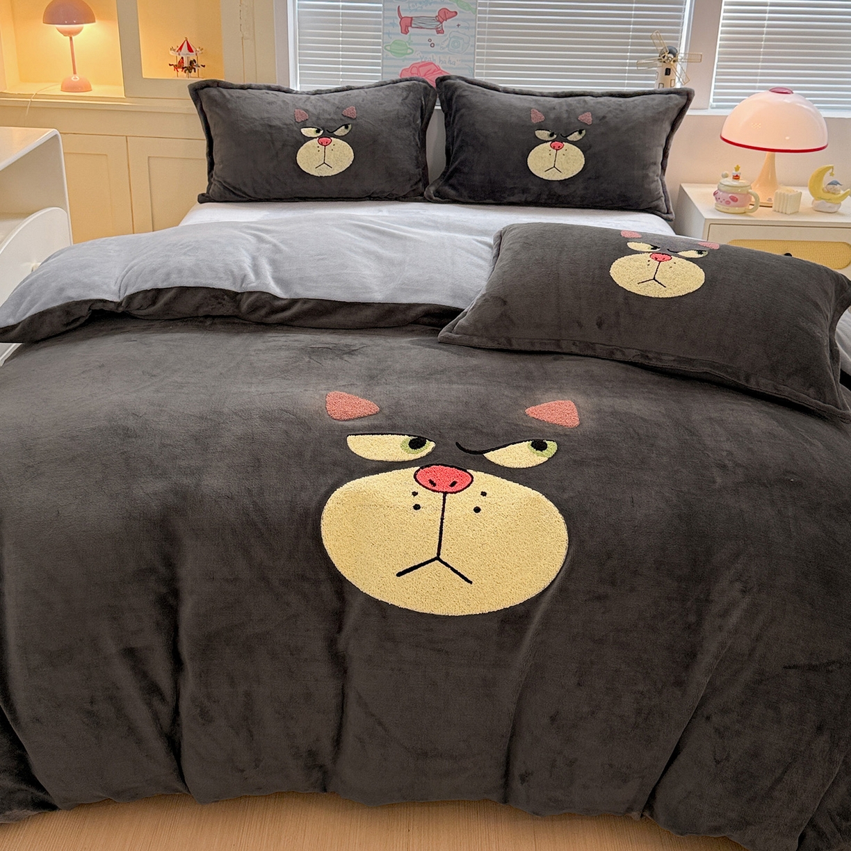 91家纺网 家纺一手货源 找家纺 KT猫直营店 2025新款高克重大版毛巾绣牛奶绒卡通四件套 怒喵大王