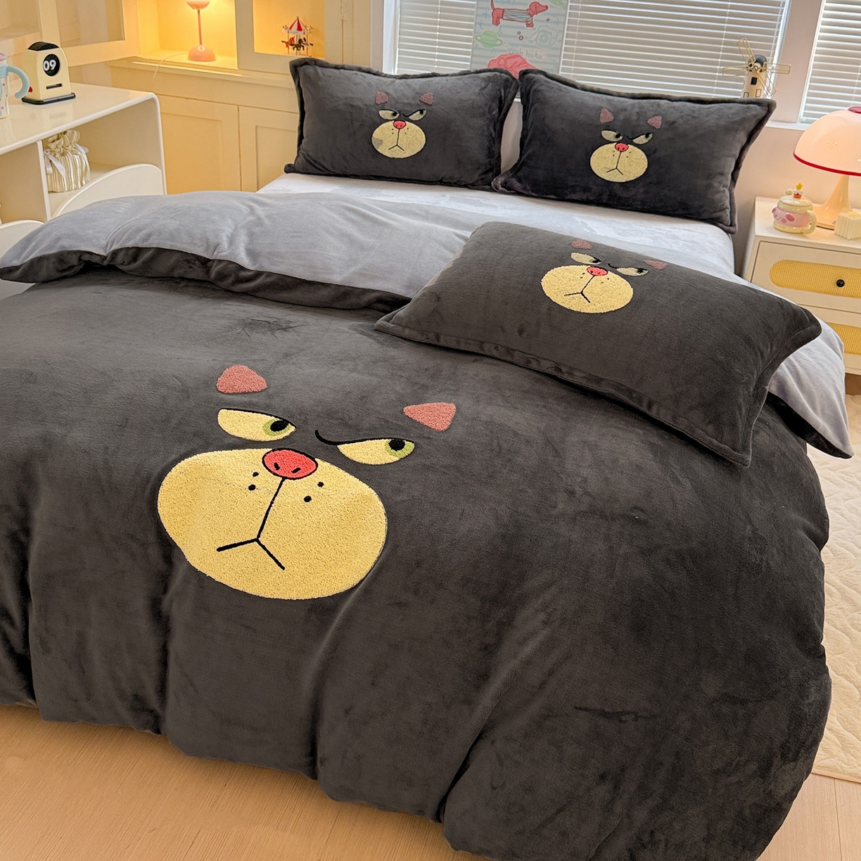 91家纺网 家纺一手货源 找家纺 KT猫直营店 2025新款高克重大版毛巾绣牛奶绒卡通四件套 怒喵大王