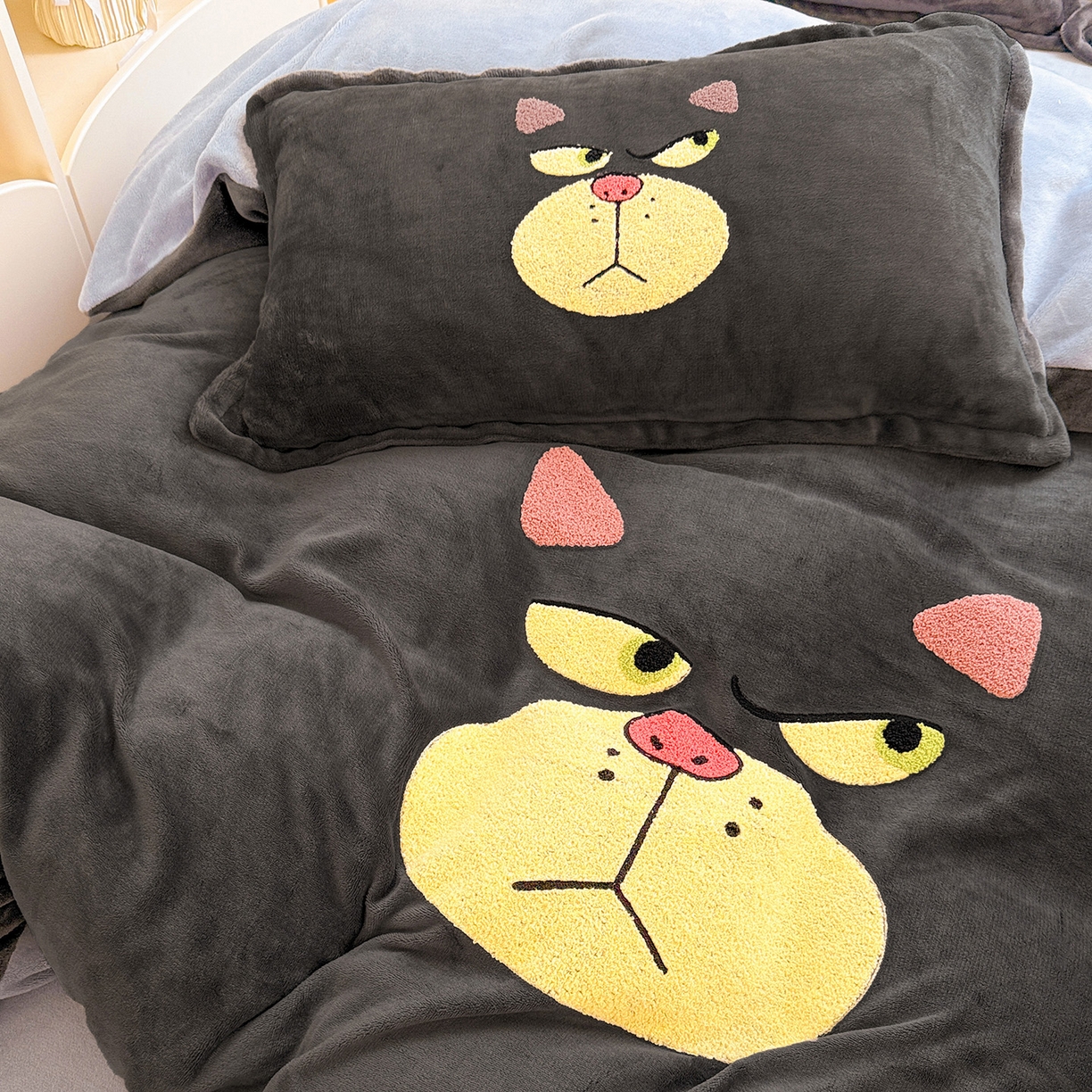 91家纺网 家纺一手货源 找家纺 KT猫直营店 2025新款高克重大版毛巾绣牛奶绒卡通四件套 怒喵大王