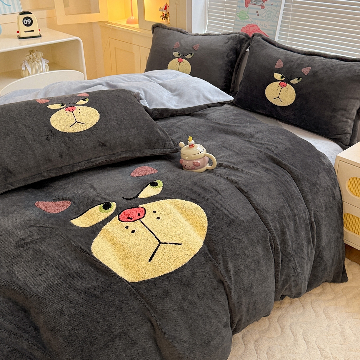 91家纺网 家纺一手货源 找家纺 KT猫直营店 2025新款高克重大版毛巾绣牛奶绒卡通四件套 怒喵大王