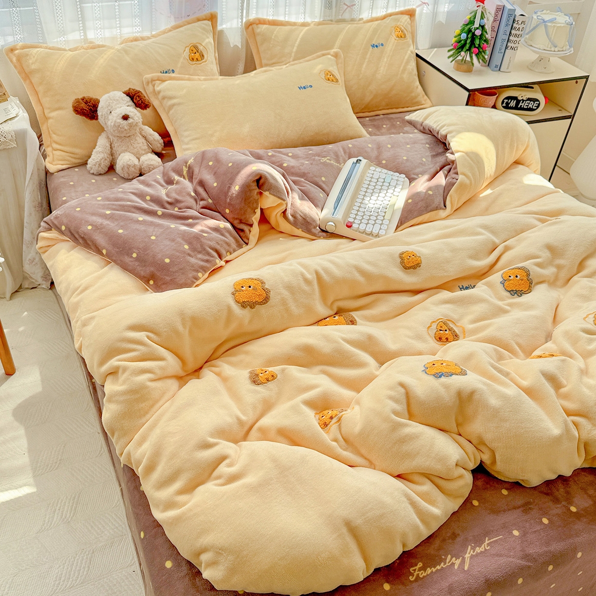 91家纺网 家纺一手货源 找家纺 KT猫直营店 2025新款高克重大版毛巾绣牛奶绒卡通四件套 芝士面包仔