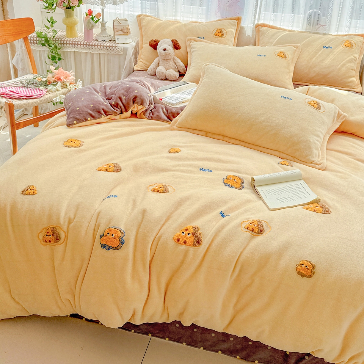 91家纺网 家纺一手货源 找家纺 KT猫直营店 2025新款高克重大版毛巾绣牛奶绒卡通四件套 芝士面包仔