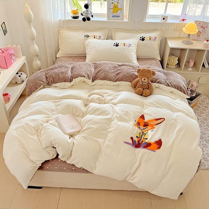 91家纺网 家纺一手货源 找家纺 KT猫直营店 2025新款高克重大毛巾绣牛奶绒卡通四件套 笑笑狐