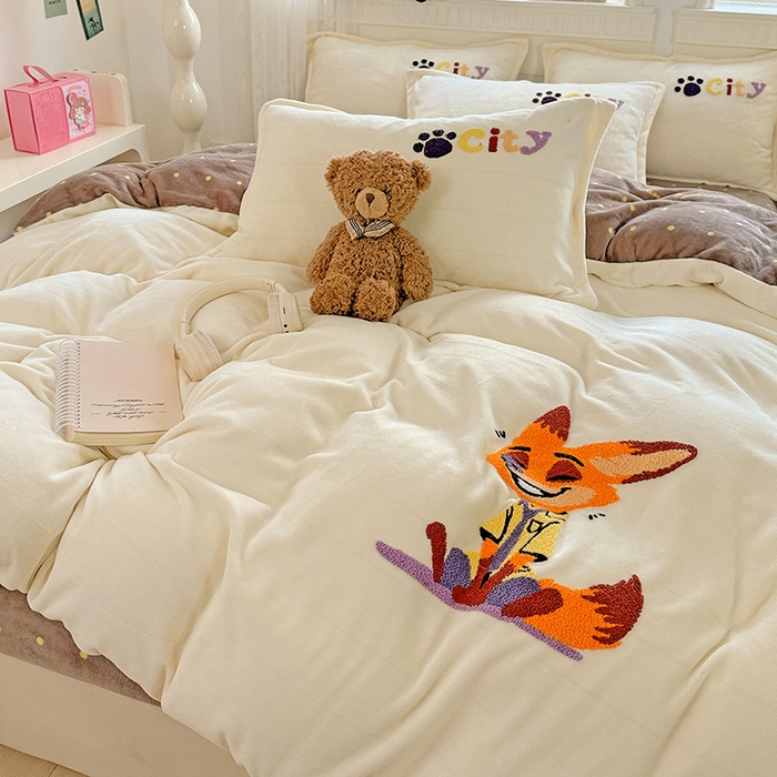 91家纺网 家纺一手货源 找家纺 KT猫直营店 2025新款高克重大毛巾绣牛奶绒卡通四件套 笑笑狐