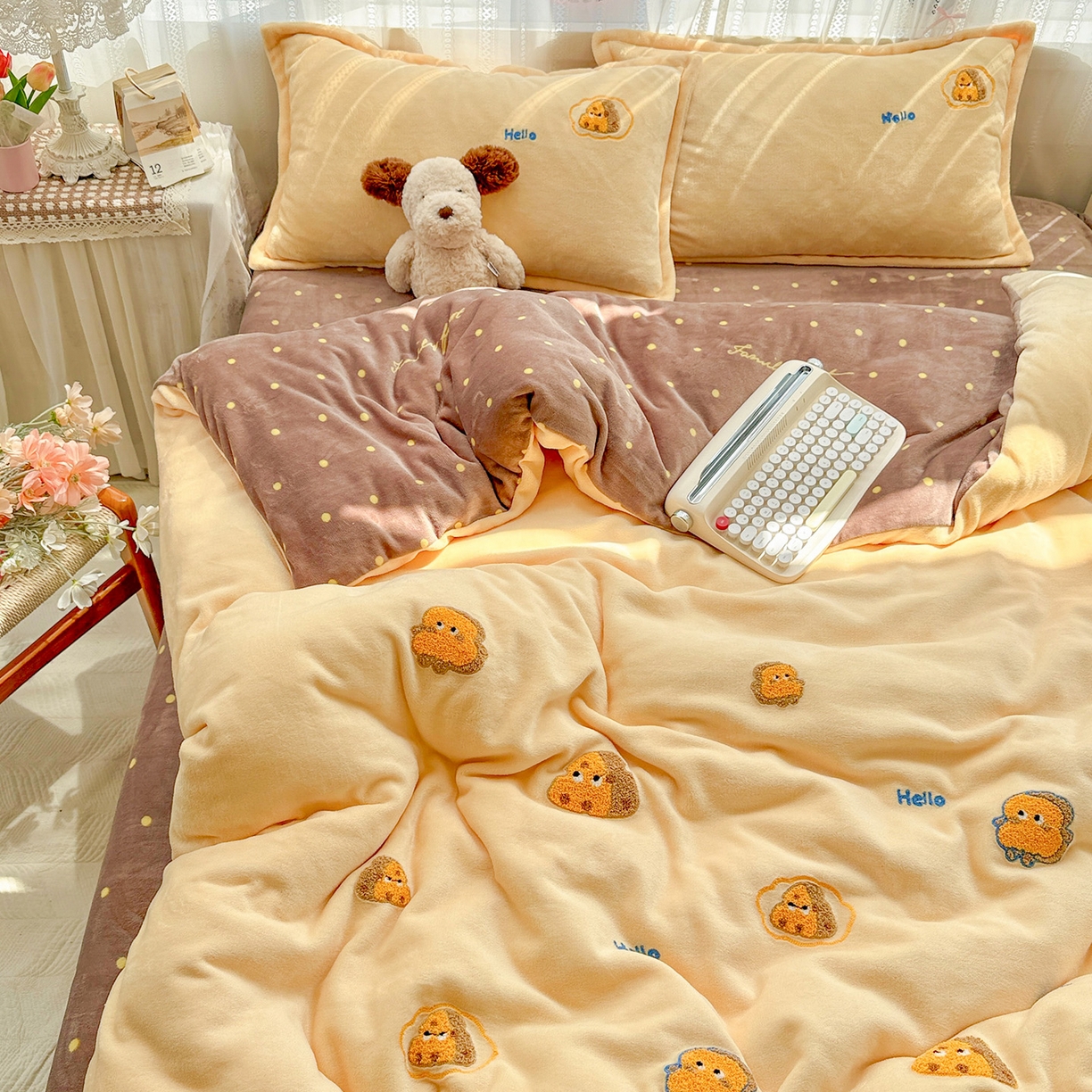 91家纺网 家纺一手货源 找家纺 KT猫直营店 2025新款高克重大版毛巾绣牛奶绒卡通四件套 芝士面包仔