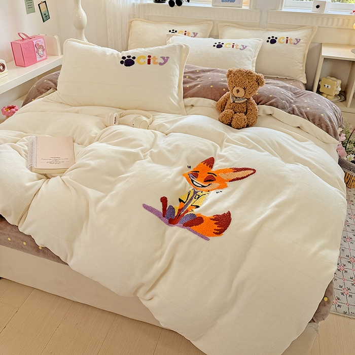 91家纺网 家纺一手货源 找家纺 KT猫直营店 2025新款高克重大毛巾绣牛奶绒卡通四件套 笑笑狐