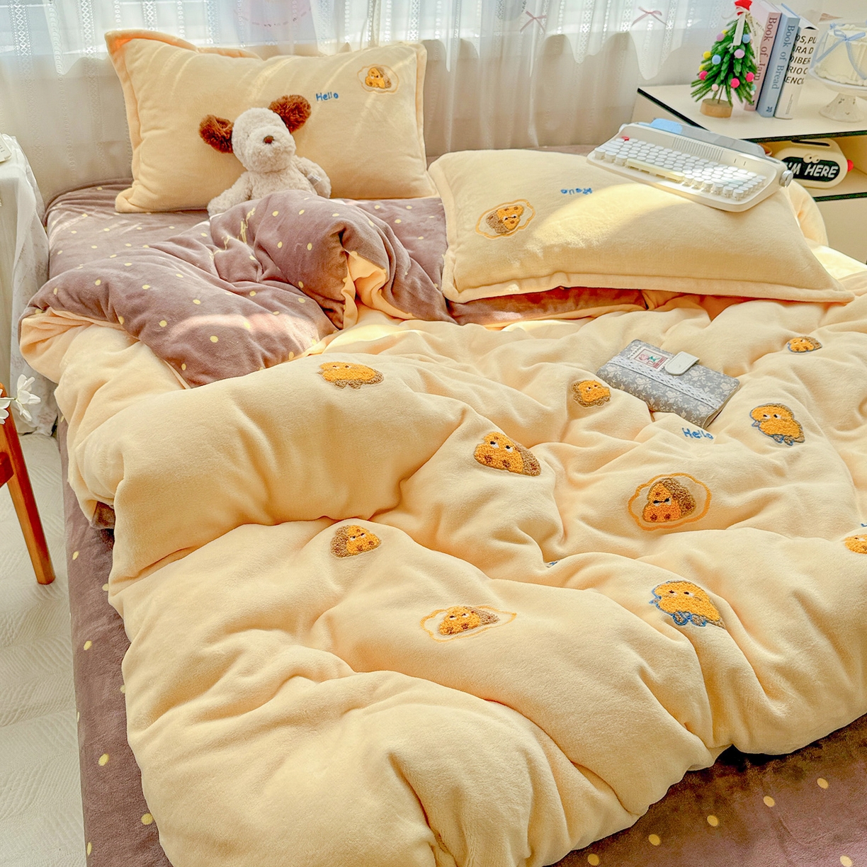 91家纺网 家纺一手货源 找家纺 KT猫直营店 2025新款高克重大版毛巾绣牛奶绒卡通四件套 芝士面包仔