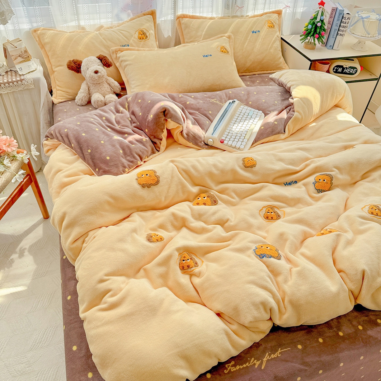 91家纺网 家纺一手货源 找家纺 KT猫直营店 2025新款高克重大版毛巾绣牛奶绒卡通四件套 芝士面包仔