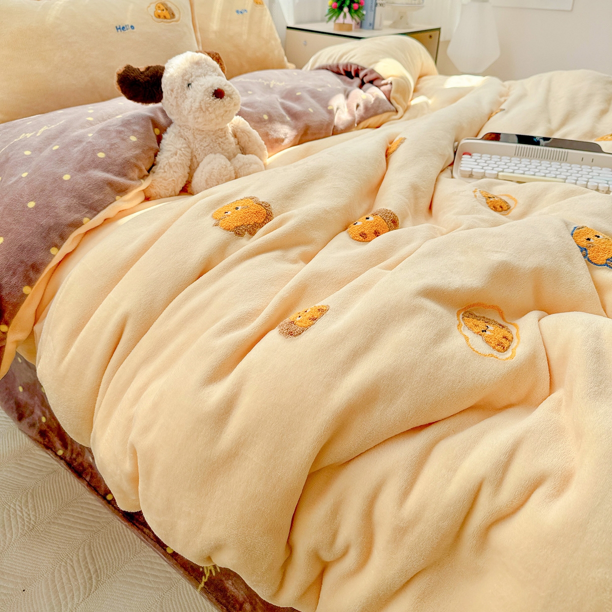 91家纺网 家纺一手货源 找家纺 KT猫直营店 2025新款高克重大版毛巾绣牛奶绒卡通四件套 芝士面包仔