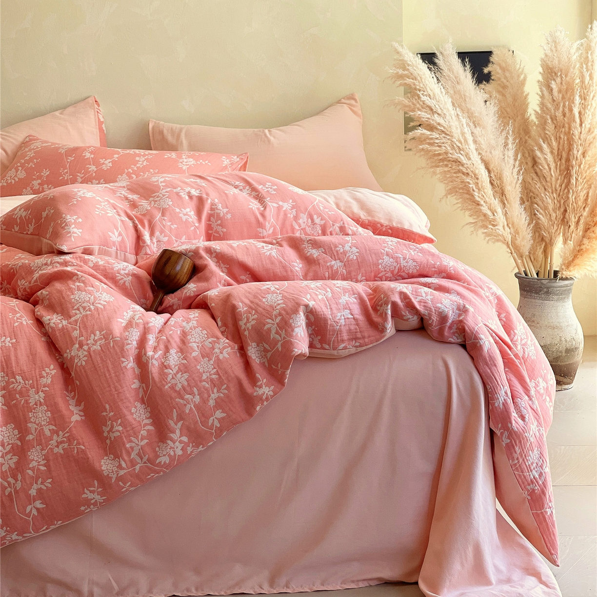 91家纺网 家纺一手货源 找家纺 佰亿莱 2026新款棉麻双层纱四件套第二批 南枝-粉