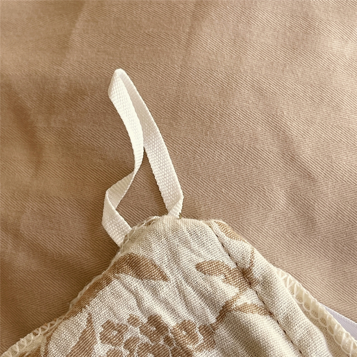 91家纺网 家纺一手货源 找家纺 佰亿莱 2026新款棉麻双层纱四件套第二批 南枝-卡其