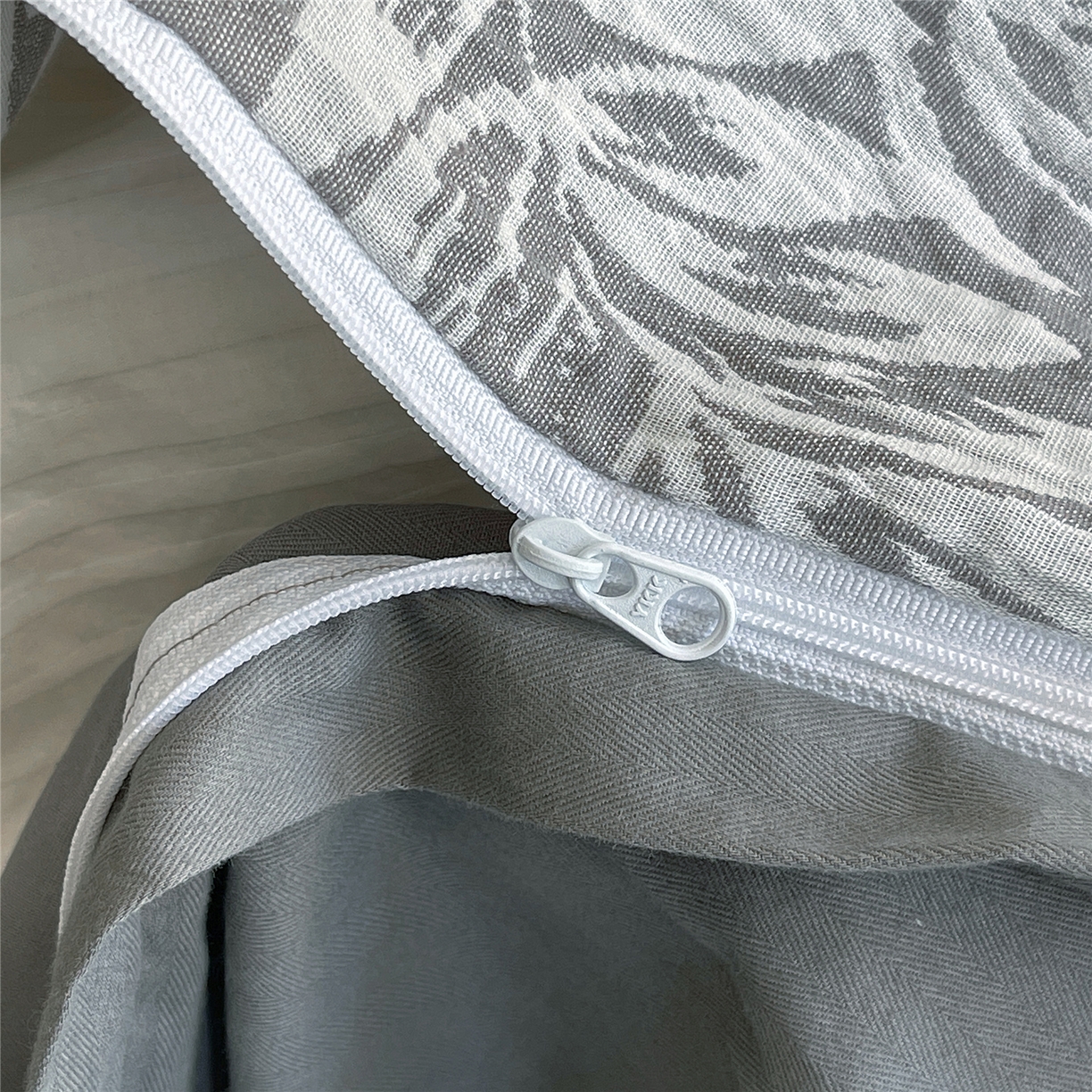 91家纺网 家纺一手货源 找家纺 佰亿莱 2026新款棉麻双层纱四件套第二批 夏日森林-灰