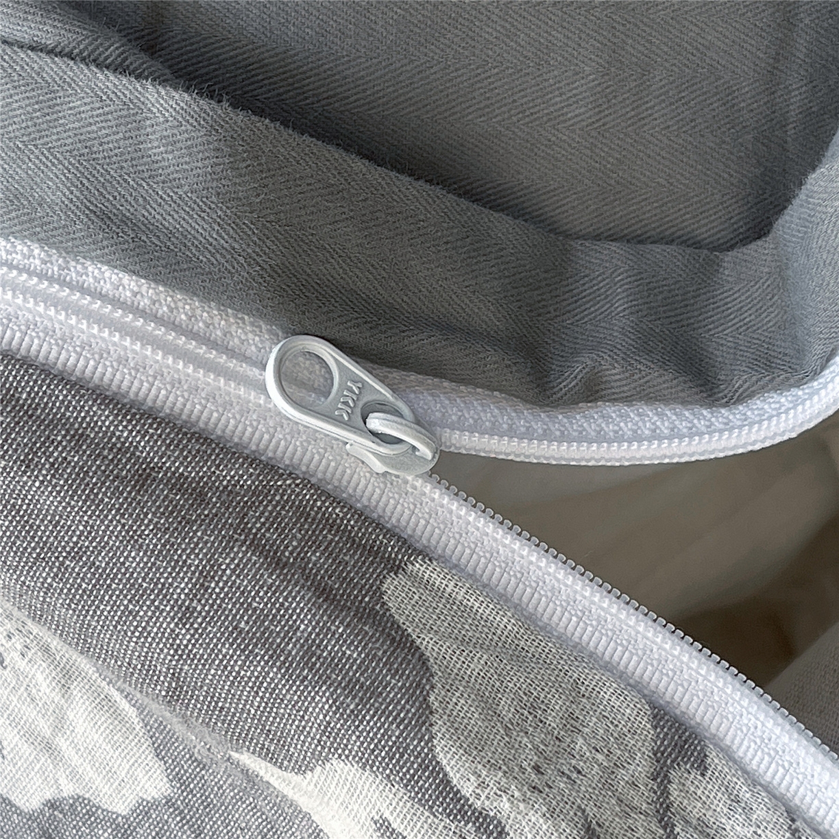 91家纺网 家纺一手货源 找家纺 佰亿莱 2026新款棉麻双层纱四件套第二批 春屿-灰