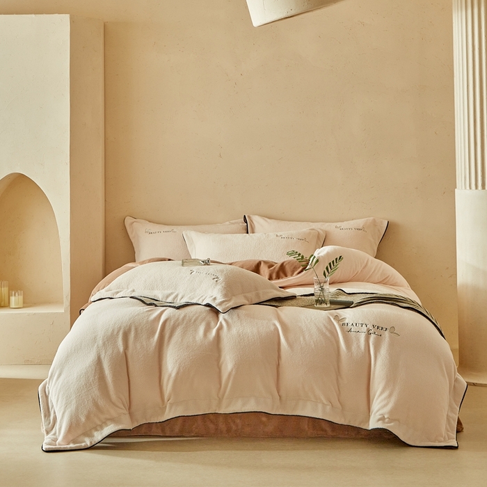 91家纺网 家纺一手货源 找家纺 （总）孑寐家纺 2025新款宽边拼角雕花绒床盖四件套