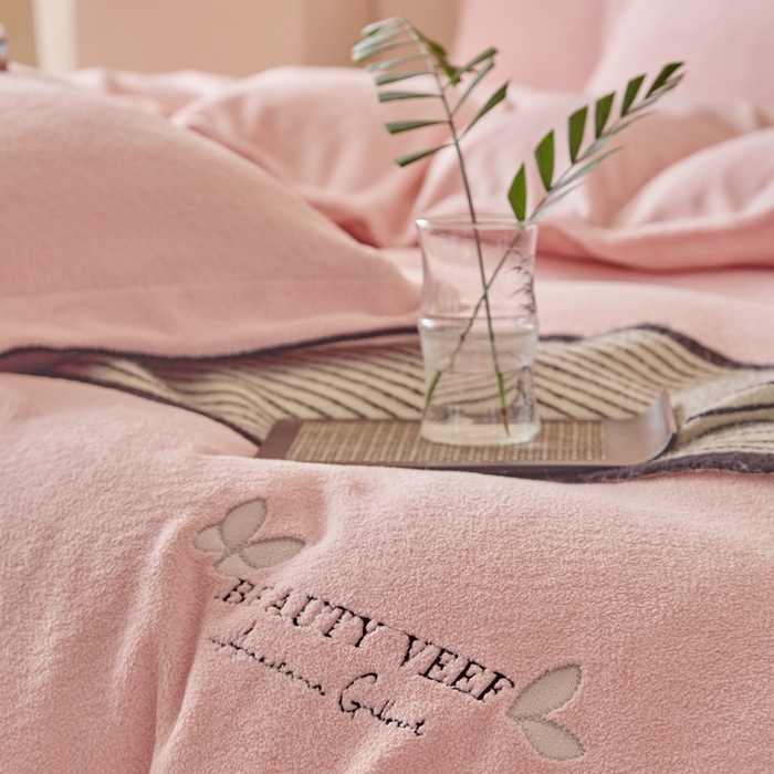 91家纺网 家纺一手货源 找家纺 孑寐家纺 2025新款进口加厚艾尼绒四件套 艾尼绒-粉色