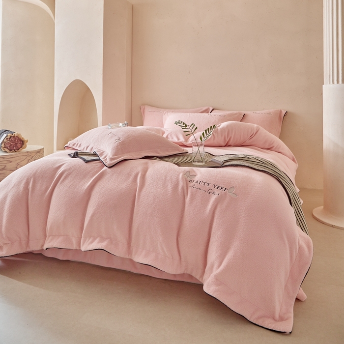 91家纺网 家纺一手货源 找家纺 孑寐家纺 2025新款进口加厚艾尼绒四件套 艾尼绒-粉色