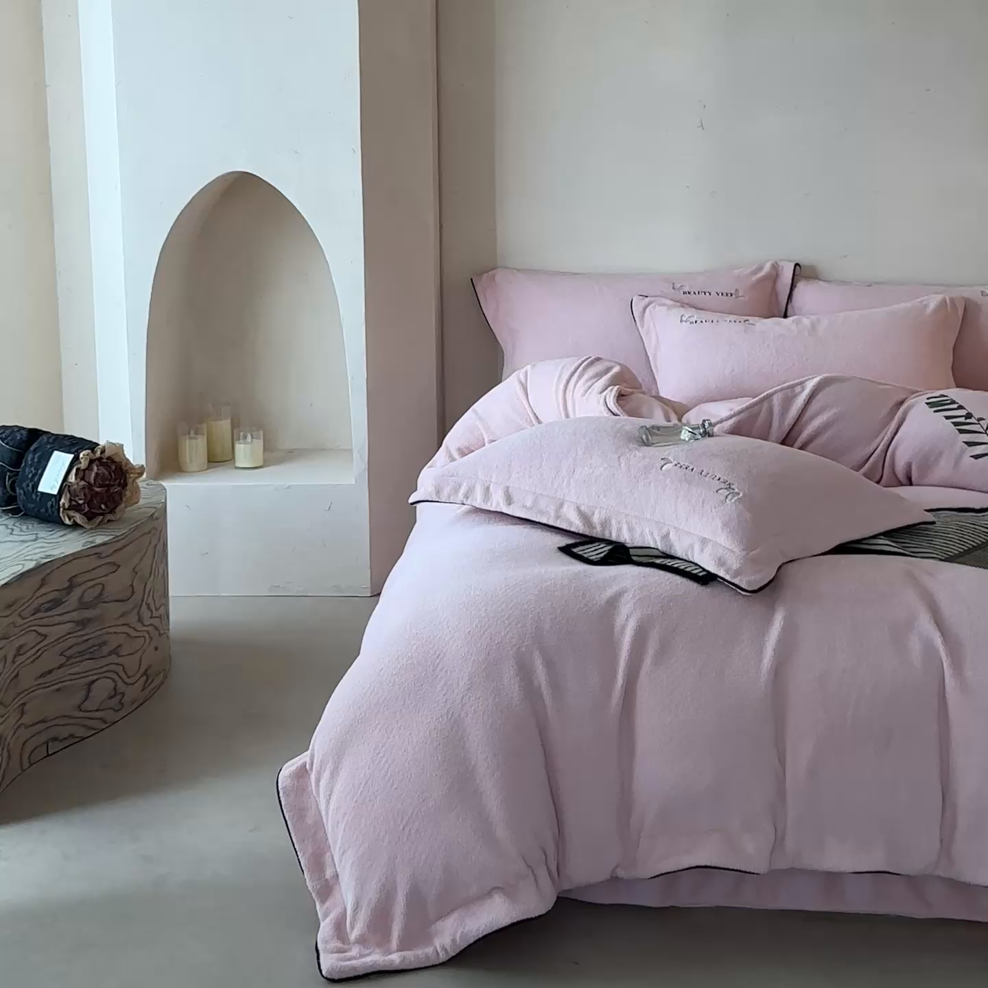 91家纺网 家纺一手货源 找家纺 孑寐家纺 2025新款进口加厚艾尼绒四件套 艾尼绒-粉色