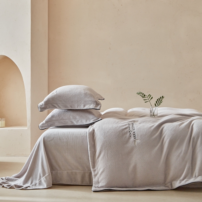 91家纺网 家纺一手货源 找家纺 孑寐家纺 2025新款进口加厚艾尼绒四件套 艾尼绒-灰色