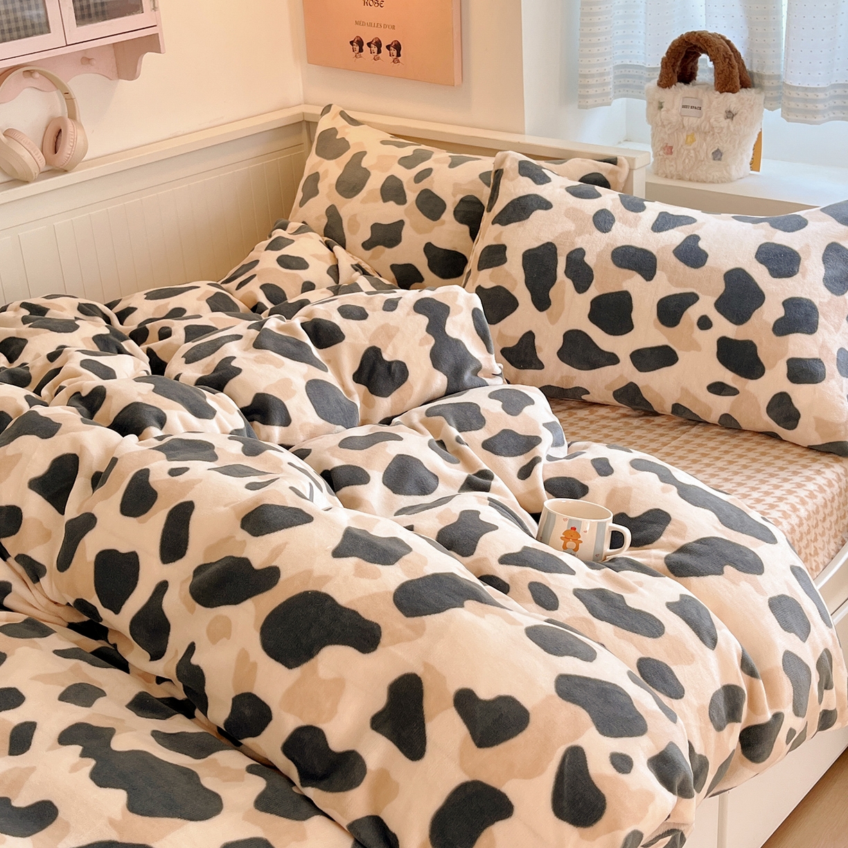 91家纺网 家纺一手货源 找家纺 桃子家居 2025新款A类ins小清新少女奶油卡通可爱加厚牛奶绒四件套 绒-豹点点绿咖