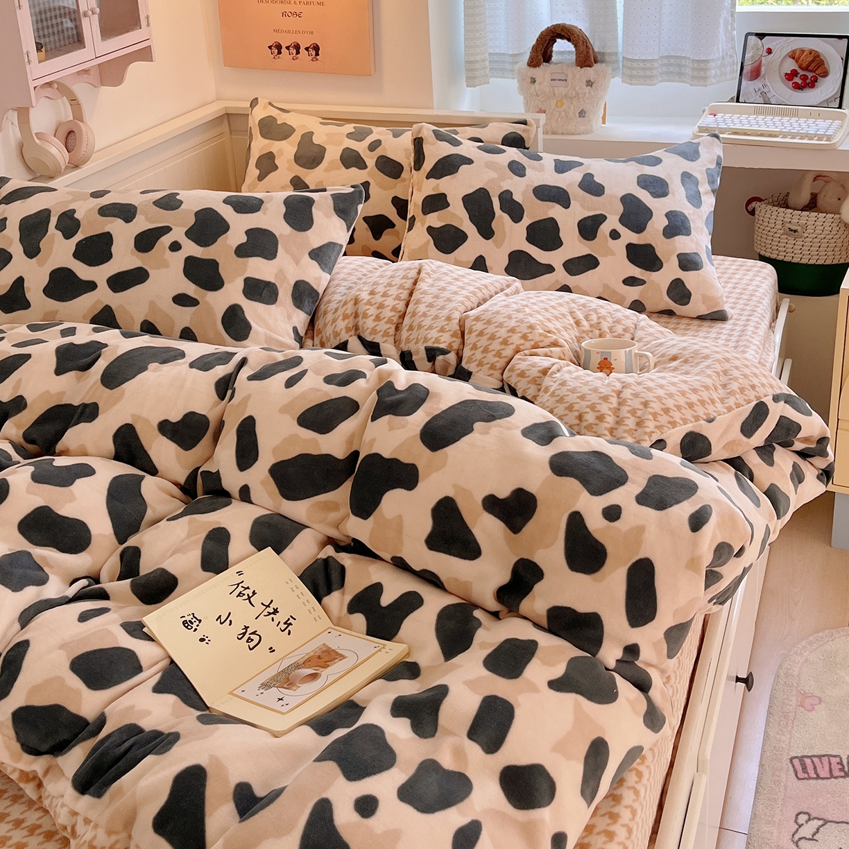 91家纺网 家纺一手货源 找家纺 桃子家居 2025新款A类ins小清新少女奶油卡通可爱加厚牛奶绒四件套 绒-豹点点绿咖