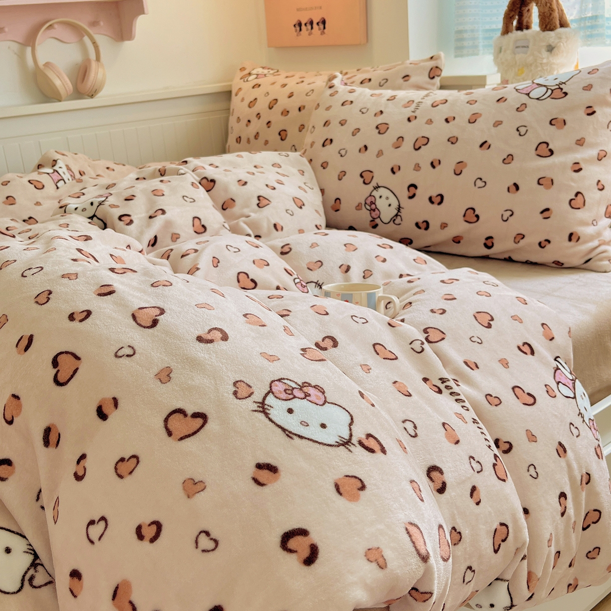 91家纺网 家纺一手货源 找家纺 桃子家居 2025新款A类ins小清新少女奶油卡通可爱加厚牛奶绒四件套 绒-豹纹心心猫咖