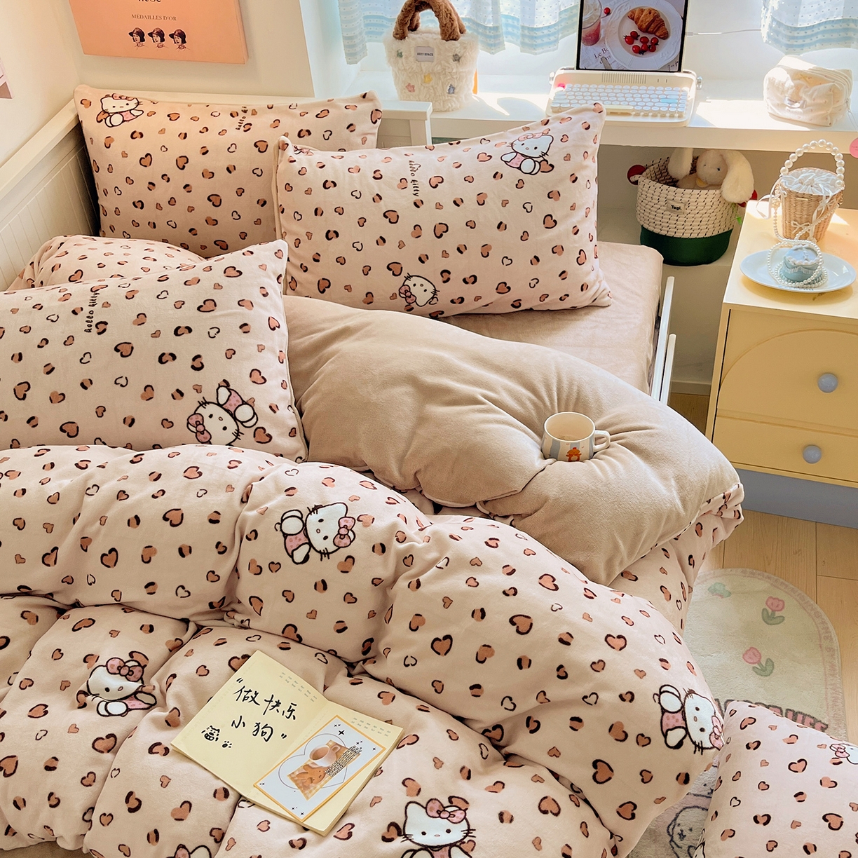 91家纺网 家纺一手货源 找家纺 桃子家居 2025新款A类ins小清新少女奶油卡通可爱加厚牛奶绒四件套 绒-豹纹心心猫咖