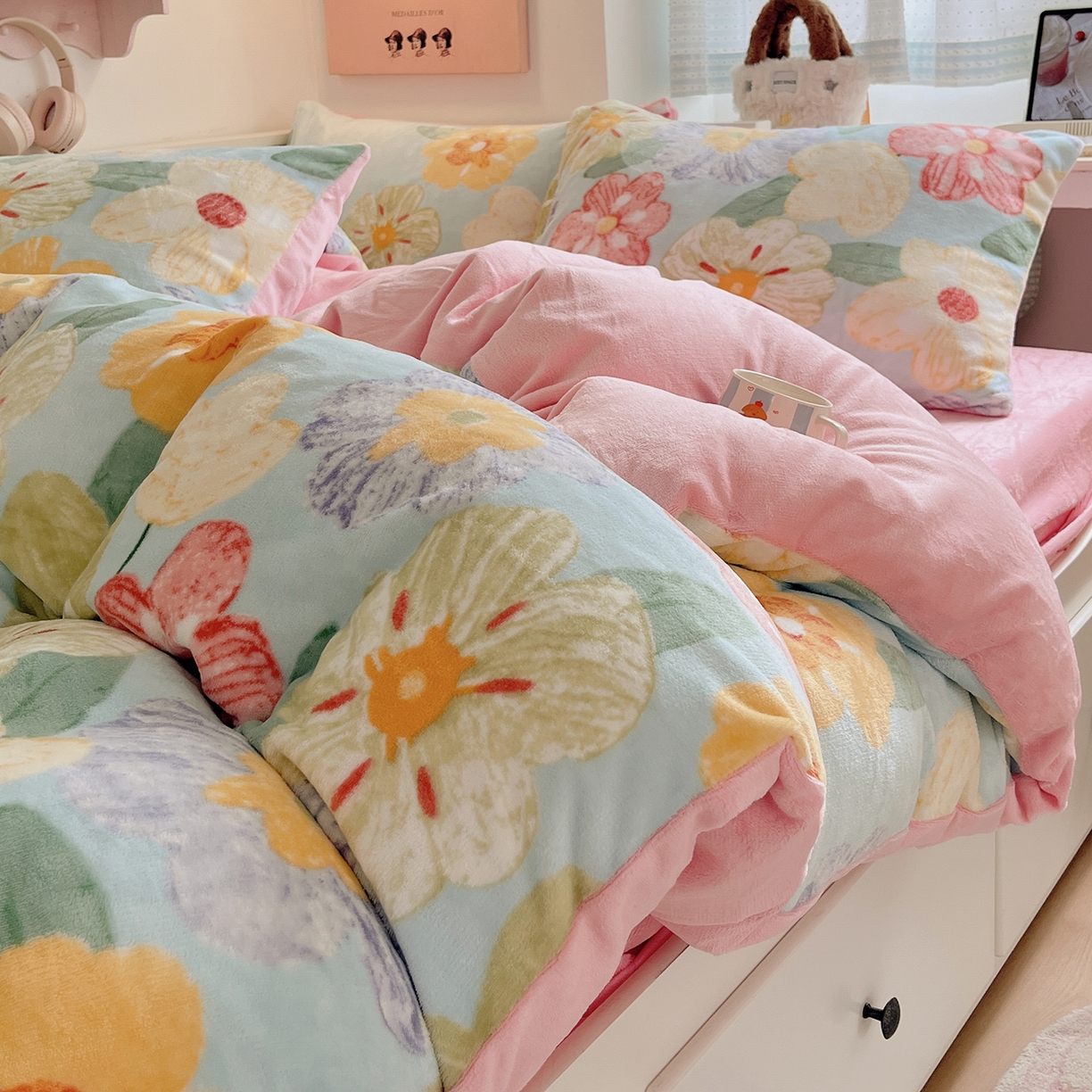 91家纺网 家纺一手货源 找家纺 桃子家居 2025新款A类ins小清新少女奶油卡通可爱加厚牛奶绒四件套 绒-缤纷花园