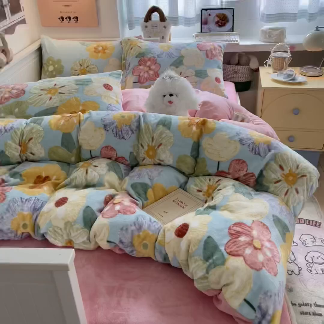 91家纺网 家纺一手货源 找家纺 桃子家居 2025新款A类ins小清新少女奶油卡通可爱加厚牛奶绒四件套 绒-缤纷花园