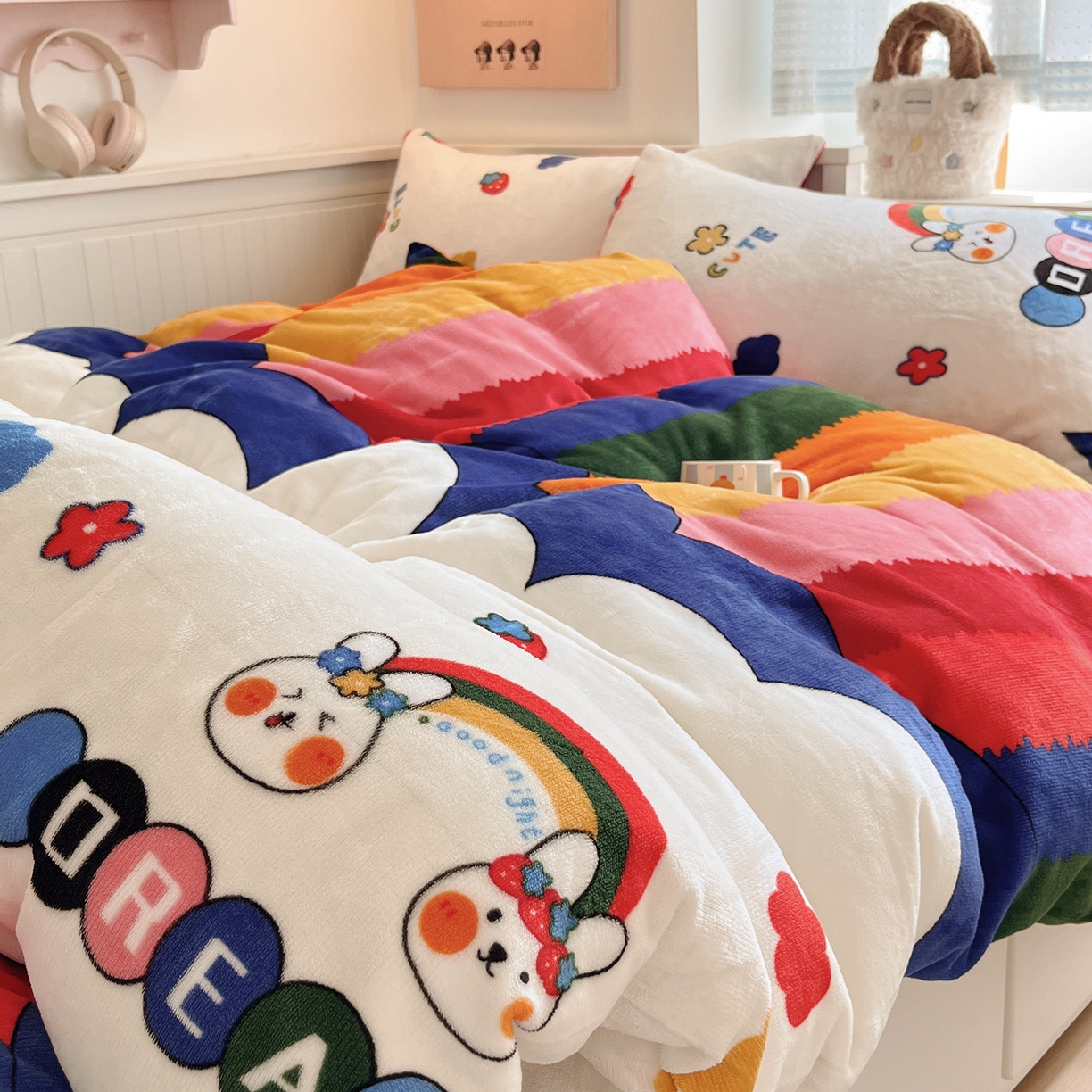 91家纺网 家纺一手货源 找家纺 桃子家居 2025新款A类ins小清新少女奶油卡通可爱加厚牛奶绒四件套 绒-彩虹兔
