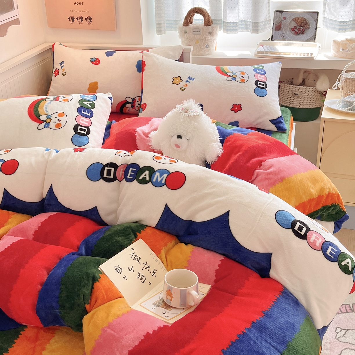 91家纺网 家纺一手货源 找家纺 桃子家居 2025新款A类ins小清新少女奶油卡通可爱加厚牛奶绒四件套 绒-彩虹兔