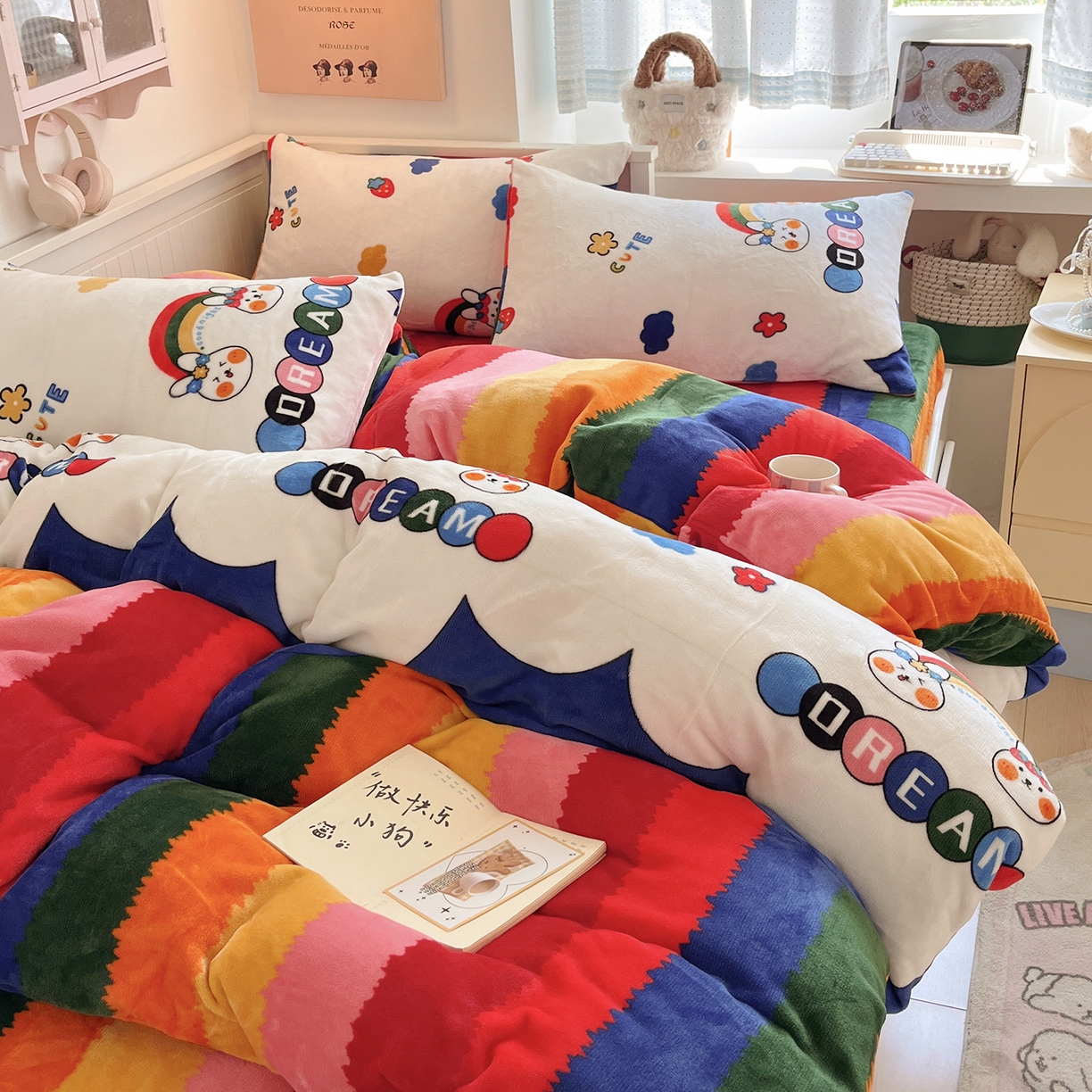 91家纺网 家纺一手货源 找家纺 桃子家居 2025新款A类ins小清新少女奶油卡通可爱加厚牛奶绒四件套 绒-彩虹兔