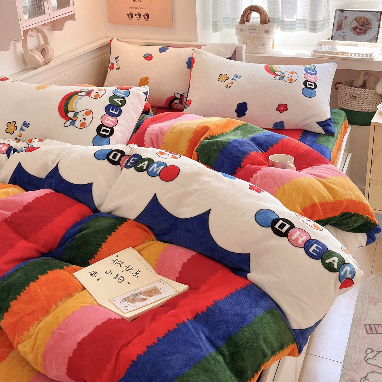 91家纺网 家纺一手货源 找家纺 桃子家居 2025新款A类ins小清新少女奶油卡通可爱加厚牛奶绒四件套 绒-彩虹兔