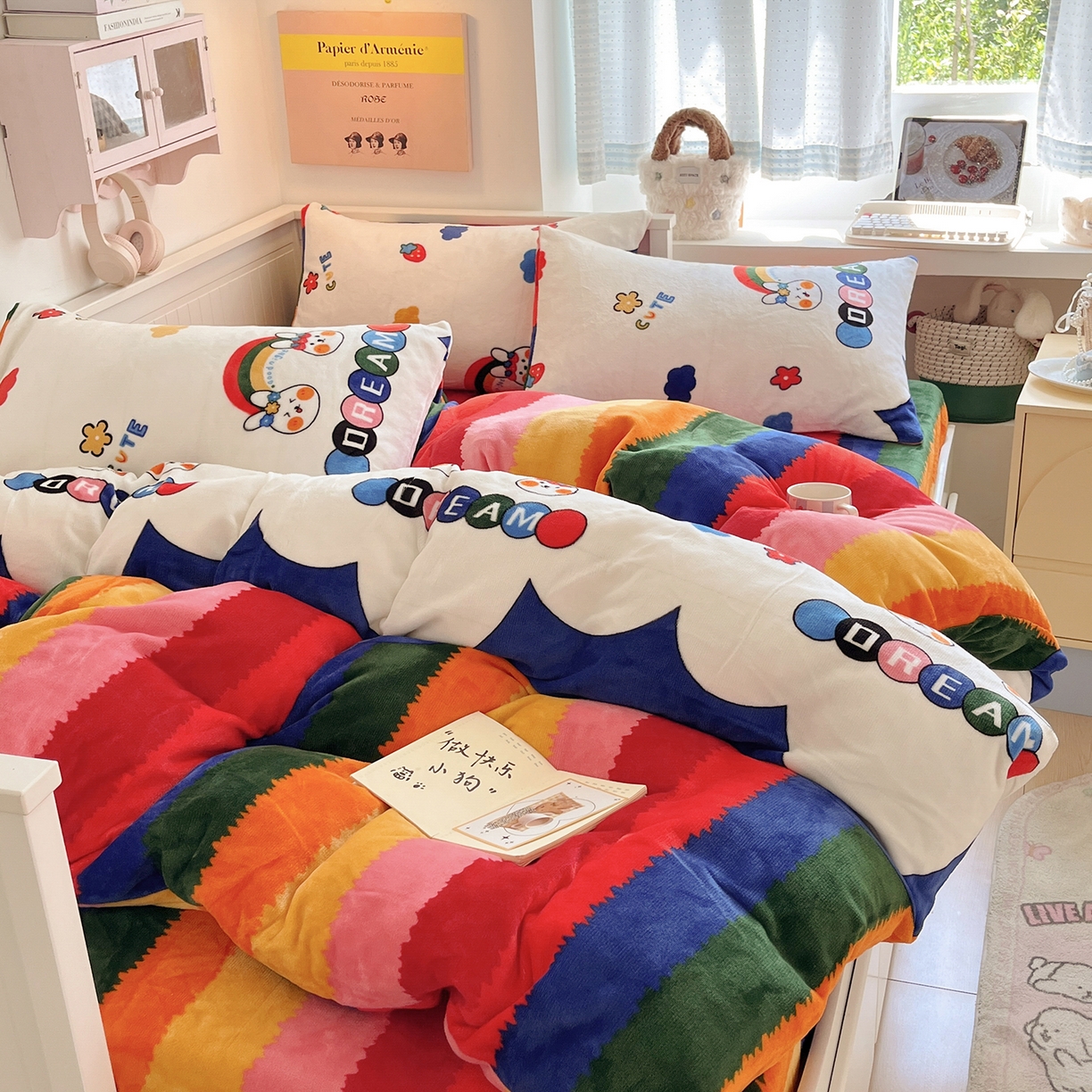 91家纺网 家纺一手货源 找家纺 桃子家居 2025新款A类ins小清新少女奶油卡通可爱加厚牛奶绒四件套 绒-彩虹兔
