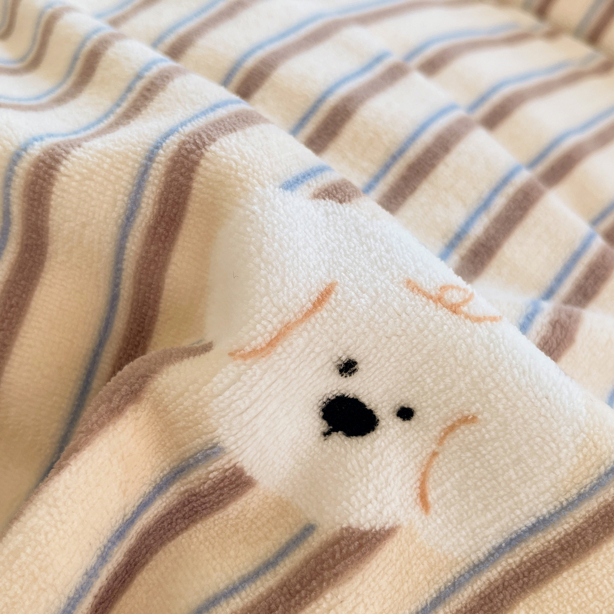 91家纺网 家纺一手货源 找家纺 桃子家居 2025新款A类ins小清新少女奶油卡通可爱加厚牛奶绒四件套 绒-彩条星星狗