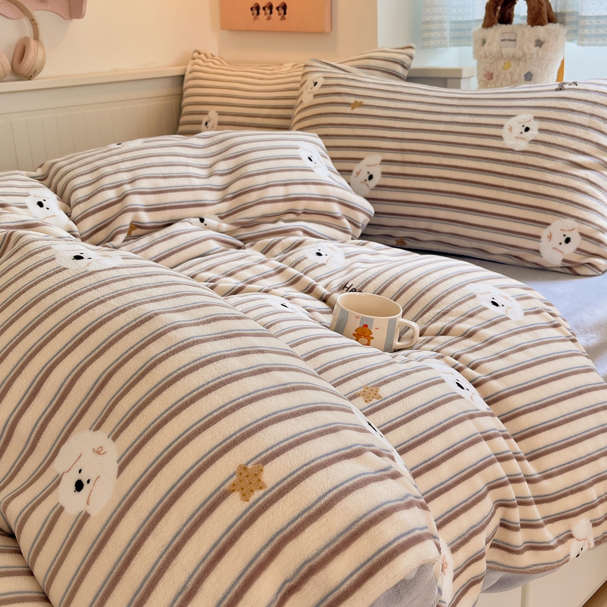 91家纺网 家纺一手货源 找家纺 桃子家居 2025新款A类ins小清新少女奶油卡通可爱加厚牛奶绒四件套 绒-彩条星星狗