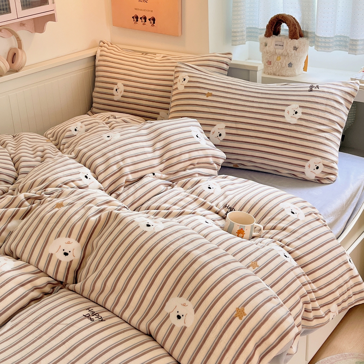 91家纺网 家纺一手货源 找家纺 桃子家居 2025新款A类ins小清新少女奶油卡通可爱加厚牛奶绒四件套 绒-彩条星星狗