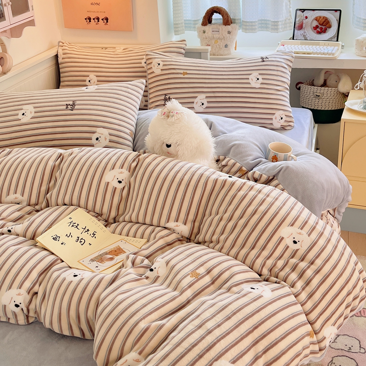 91家纺网 家纺一手货源 找家纺 桃子家居 2025新款A类ins小清新少女奶油卡通可爱加厚牛奶绒四件套 绒-彩条星星狗