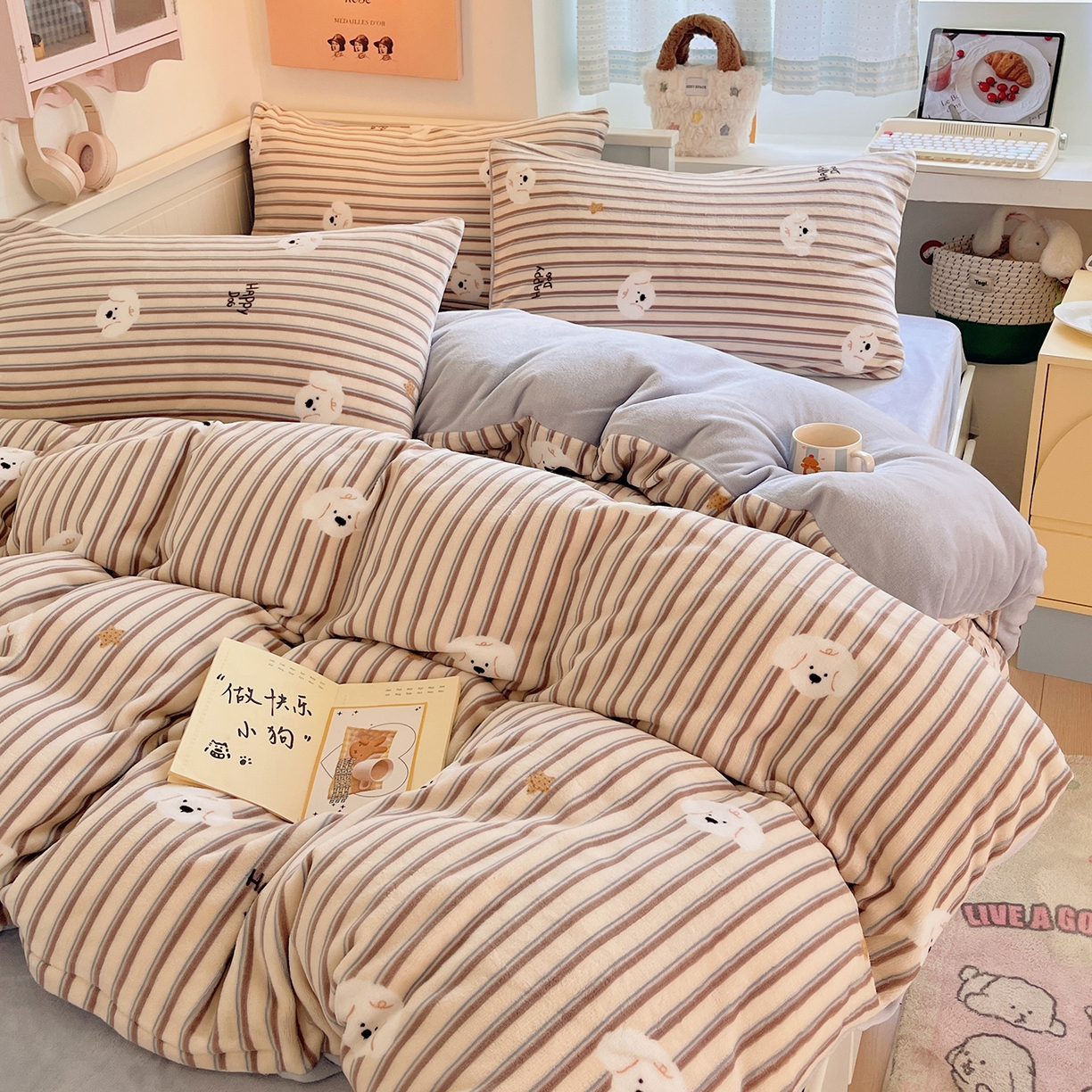 91家纺网 家纺一手货源 找家纺 桃子家居 2025新款A类ins小清新少女奶油卡通可爱加厚牛奶绒四件套 绒-彩条星星狗