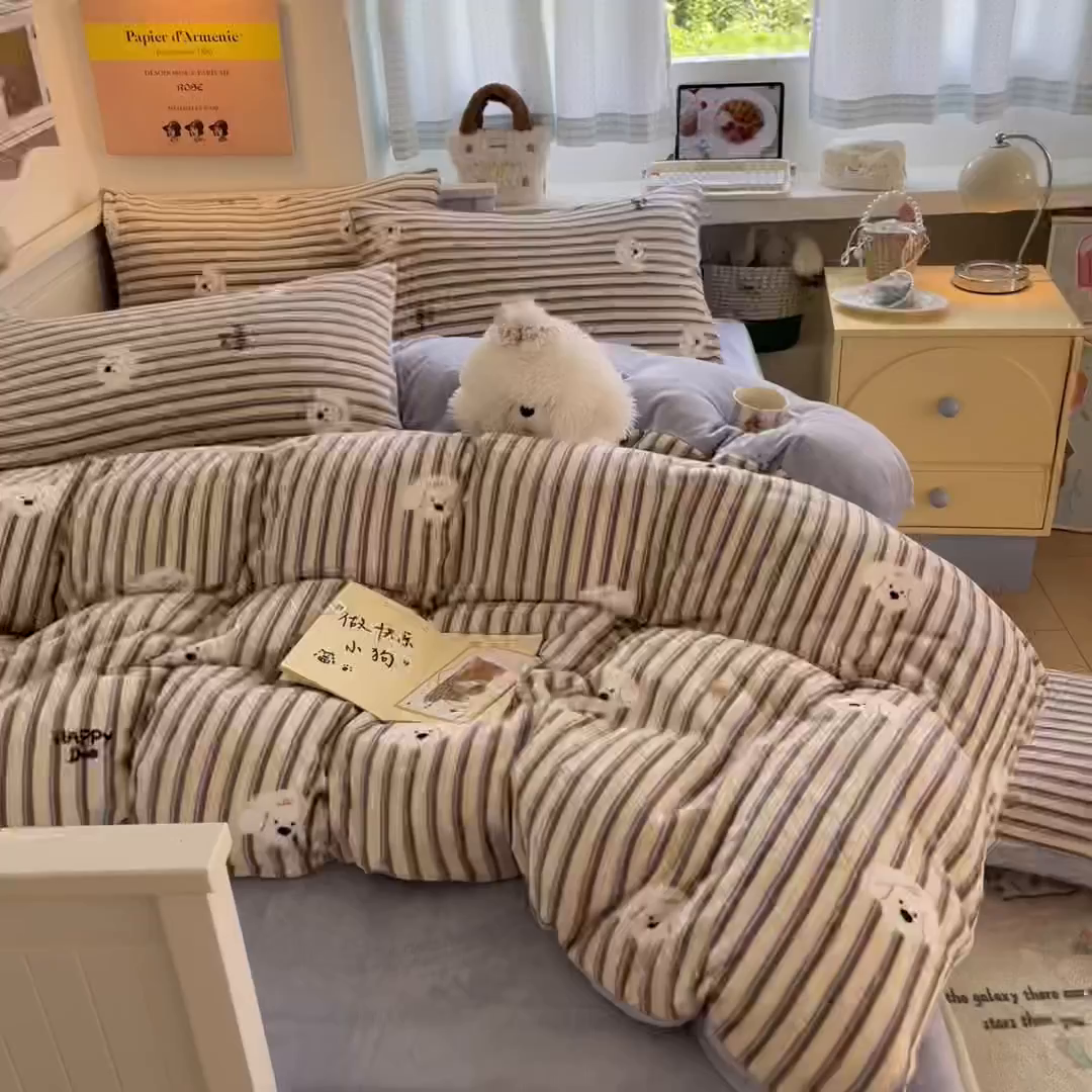 91家纺网 家纺一手货源 找家纺 桃子家居 2025新款A类ins小清新少女奶油卡通可爱加厚牛奶绒四件套 绒-彩条星星狗