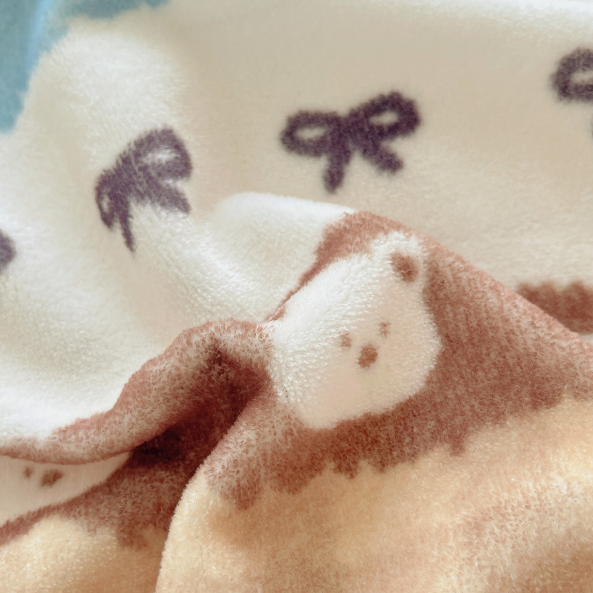 91家纺网 家纺一手货源 找家纺 桃子家居 2025新款A类ins小清新少女奶油卡通可爱加厚牛奶绒四件套 绒-菲尔岛小熊