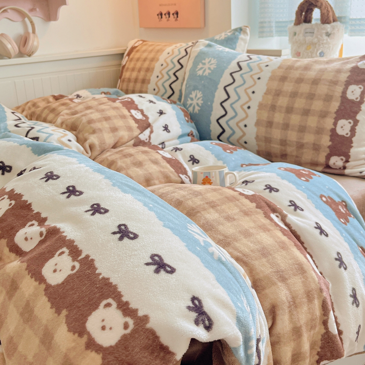 91家纺网 家纺一手货源 找家纺 桃子家居 2025新款A类ins小清新少女奶油卡通可爱加厚牛奶绒四件套 绒-菲尔岛小熊