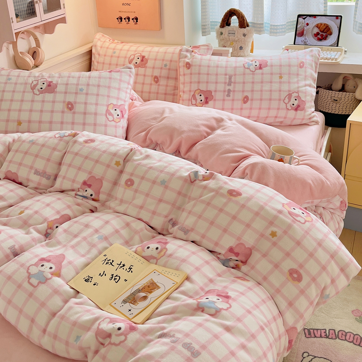 91家纺网 家纺一手货源 找家纺 桃子家居 2025新款A类ins小清新少女奶油卡通可爱加厚牛奶绒四件套 绒-粉格天使兔