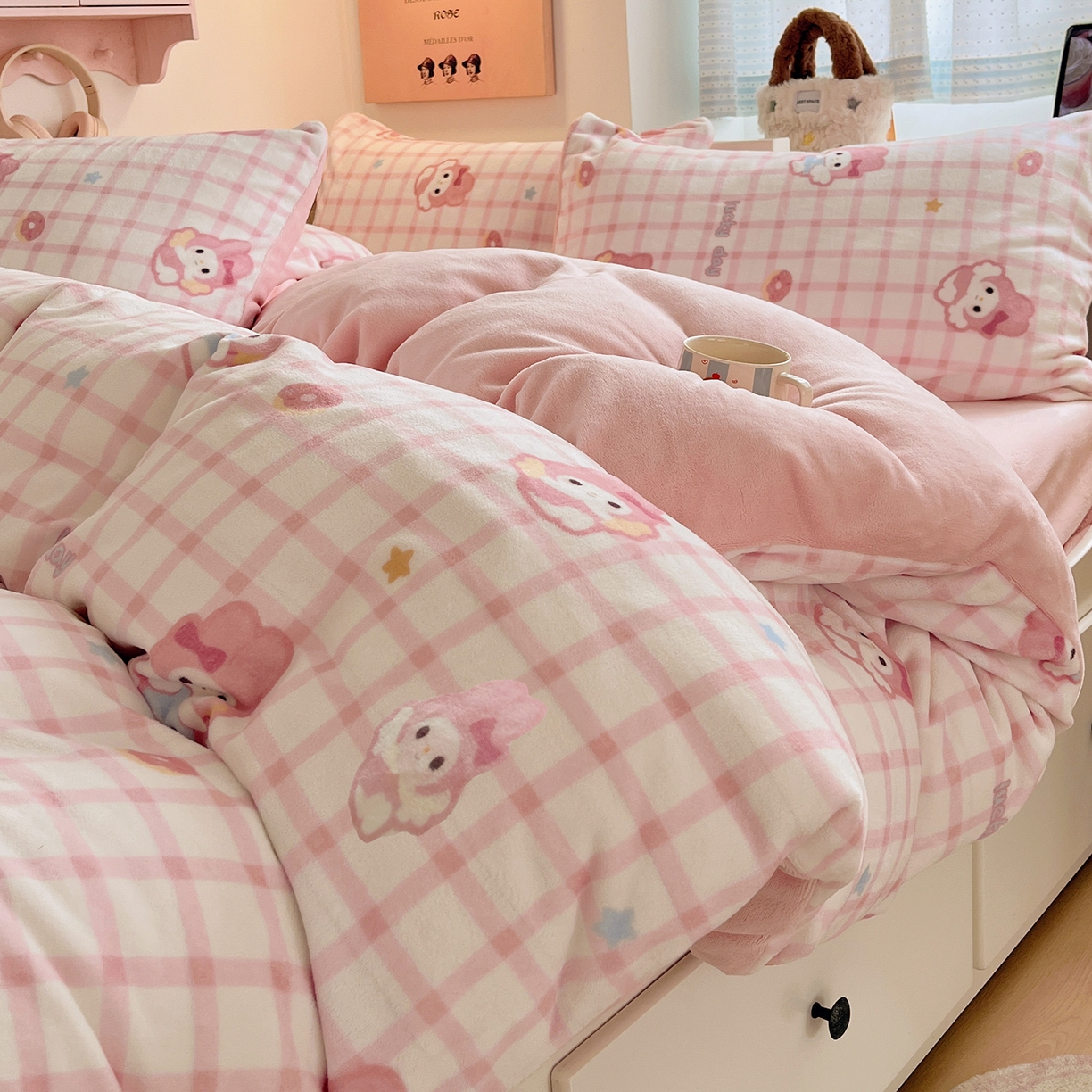 91家纺网 家纺一手货源 找家纺 桃子家居 2025新款A类ins小清新少女奶油卡通可爱加厚牛奶绒四件套 绒-粉格天使兔