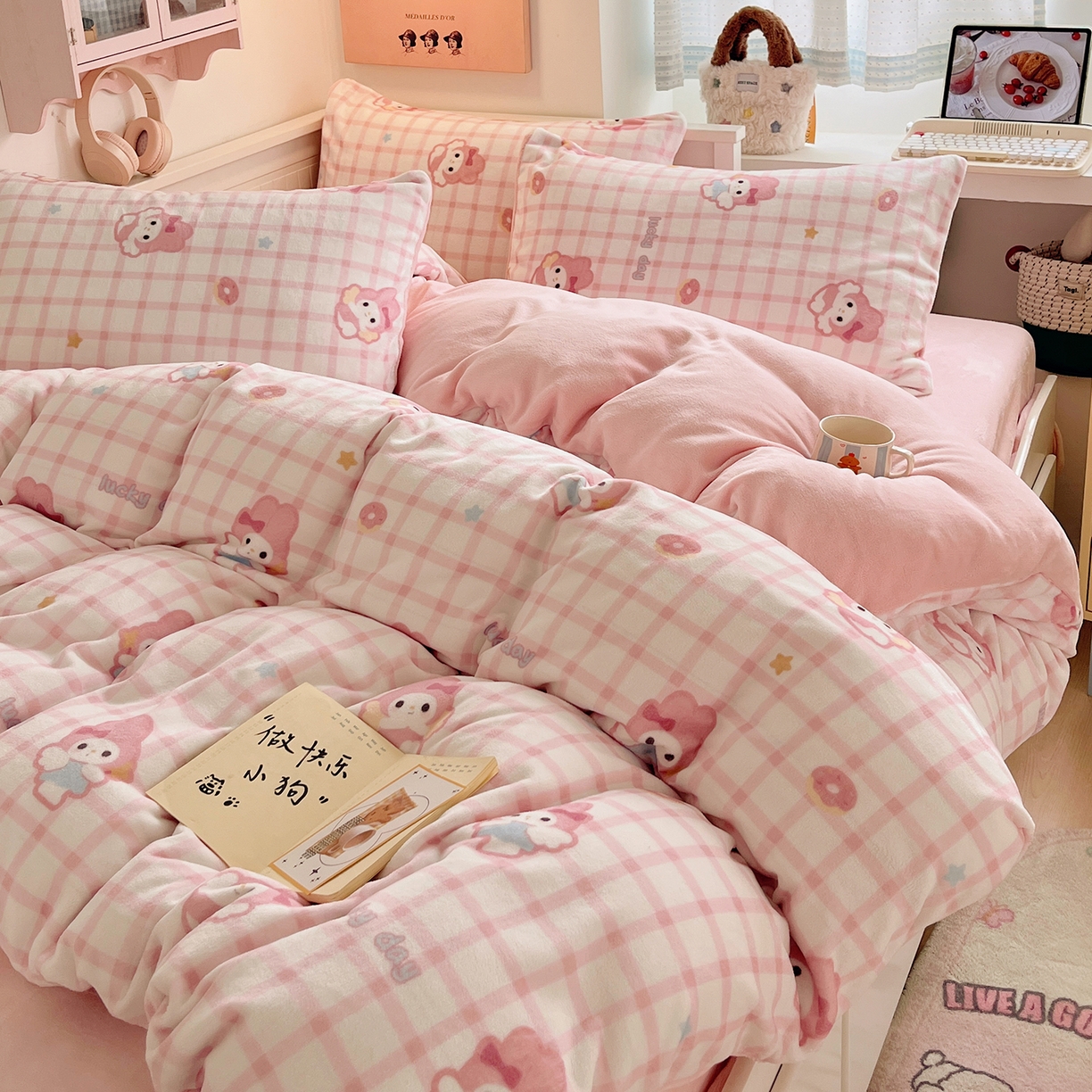 91家纺网 家纺一手货源 找家纺 桃子家居 2025新款A类ins小清新少女奶油卡通可爱加厚牛奶绒四件套 绒-粉格天使兔
