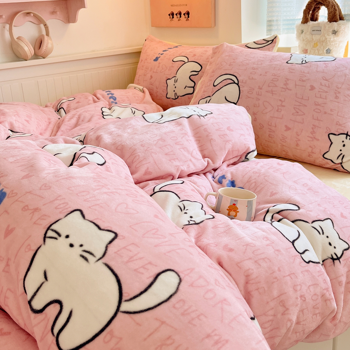 91家纺网 家纺一手货源 找家纺 桃子家居 2025新款A类ins小清新少女奶油卡通可爱加厚牛奶绒四件套 绒-粉奶黄猫