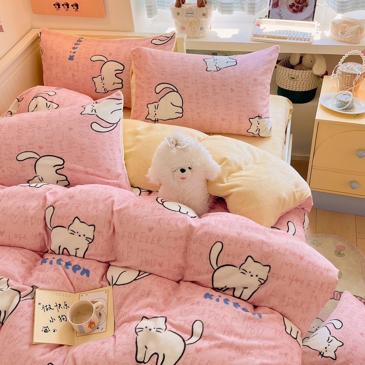 91家纺网 家纺一手货源 找家纺 桃子家居 2025新款A类ins小清新少女奶油卡通可爱加厚牛奶绒四件套 绒-粉奶黄猫