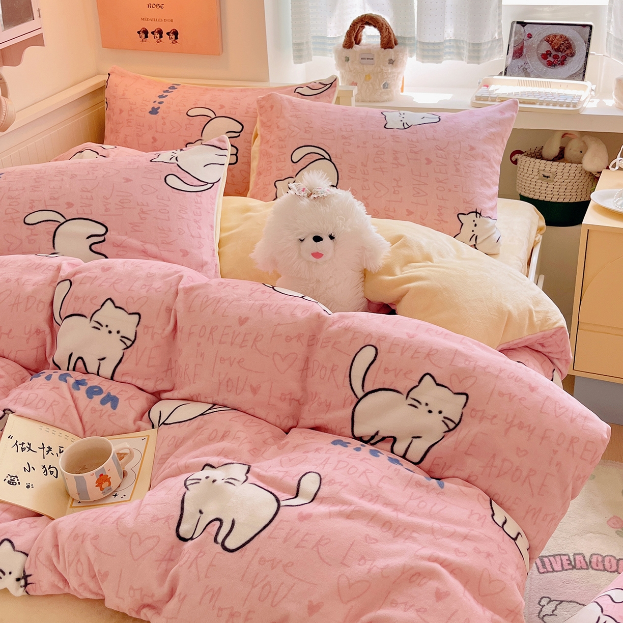 91家纺网 家纺一手货源 找家纺 桃子家居 2025新款A类ins小清新少女奶油卡通可爱加厚牛奶绒四件套 绒-粉奶黄猫